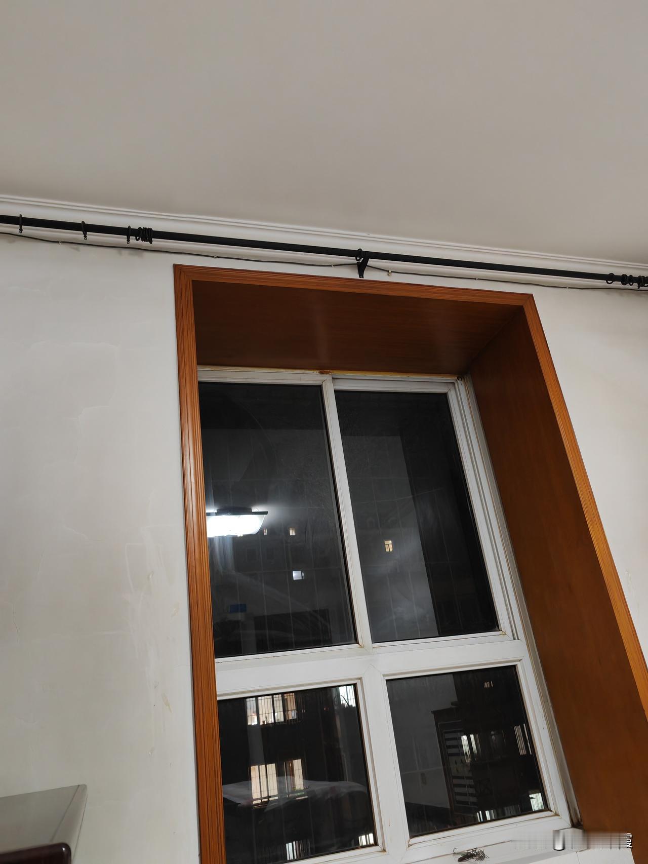今晚闺女回家了。为了给闺女准备一个安静的备考环境，下午孩爸来到楼房打扫卫生。
