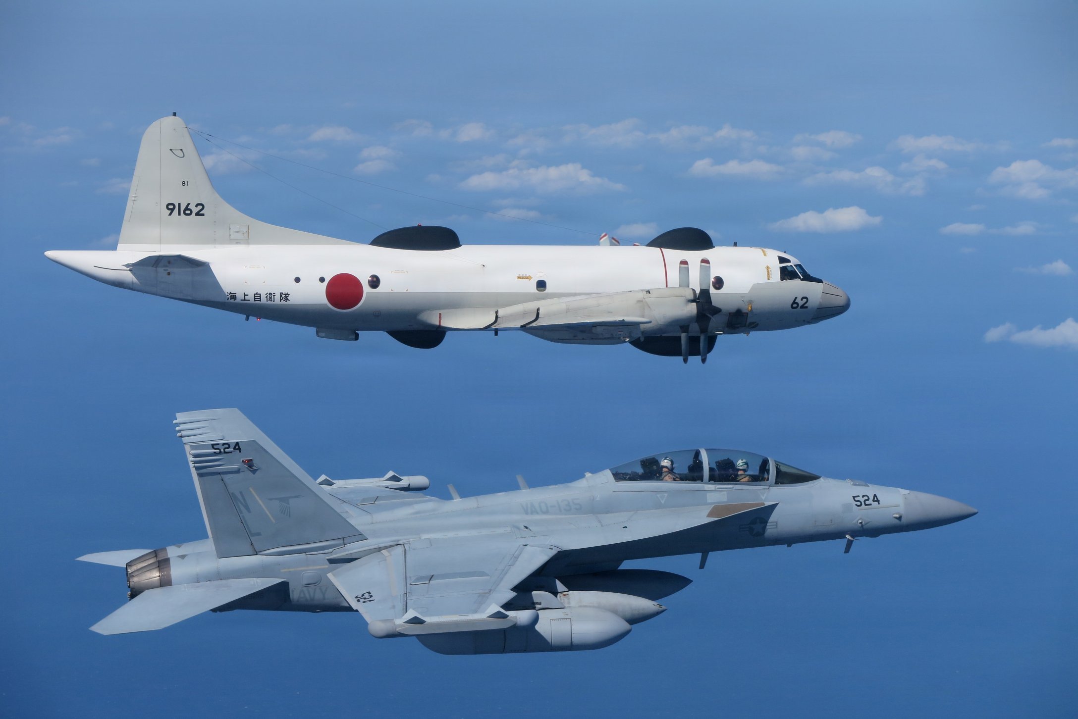 2026年2月18日，美国海军EA-18G“咆哮者”电子战飞机和日本海上自卫队U
