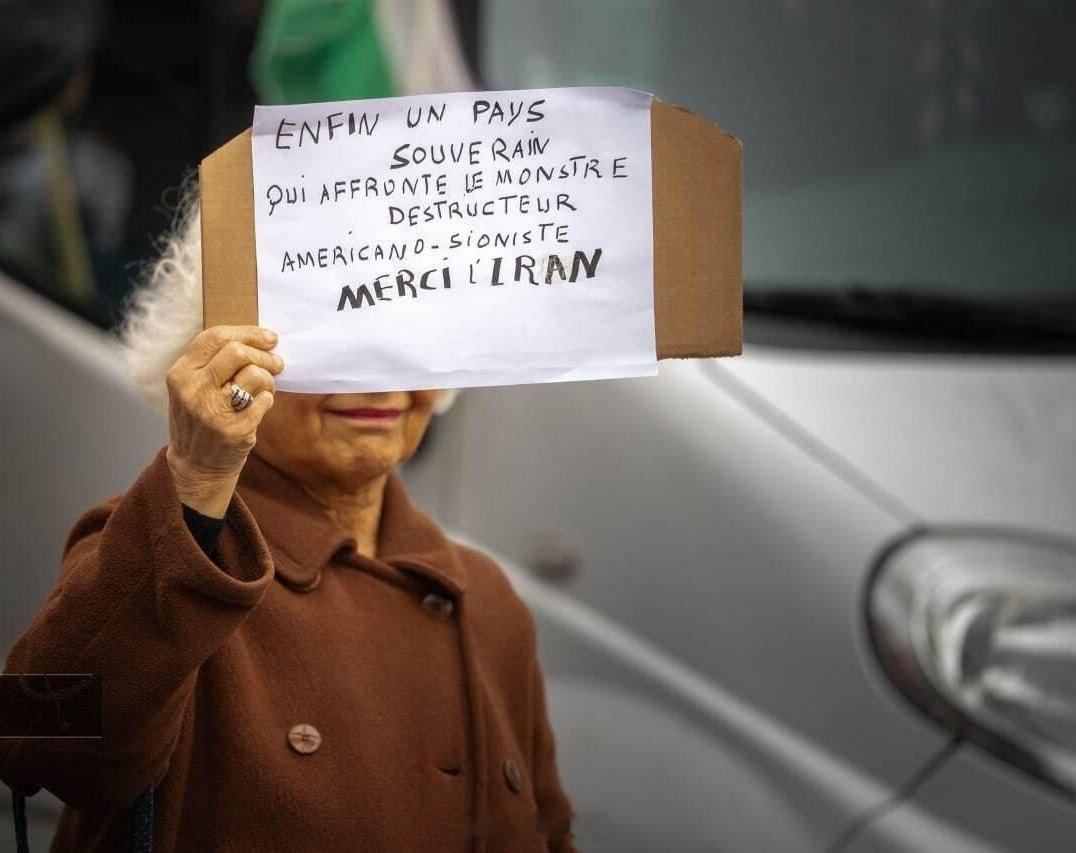 来自巴黎的伊朗支持者举起一块纸牌：“终于，有一个独立主权国家站出来对抗破坏性的美