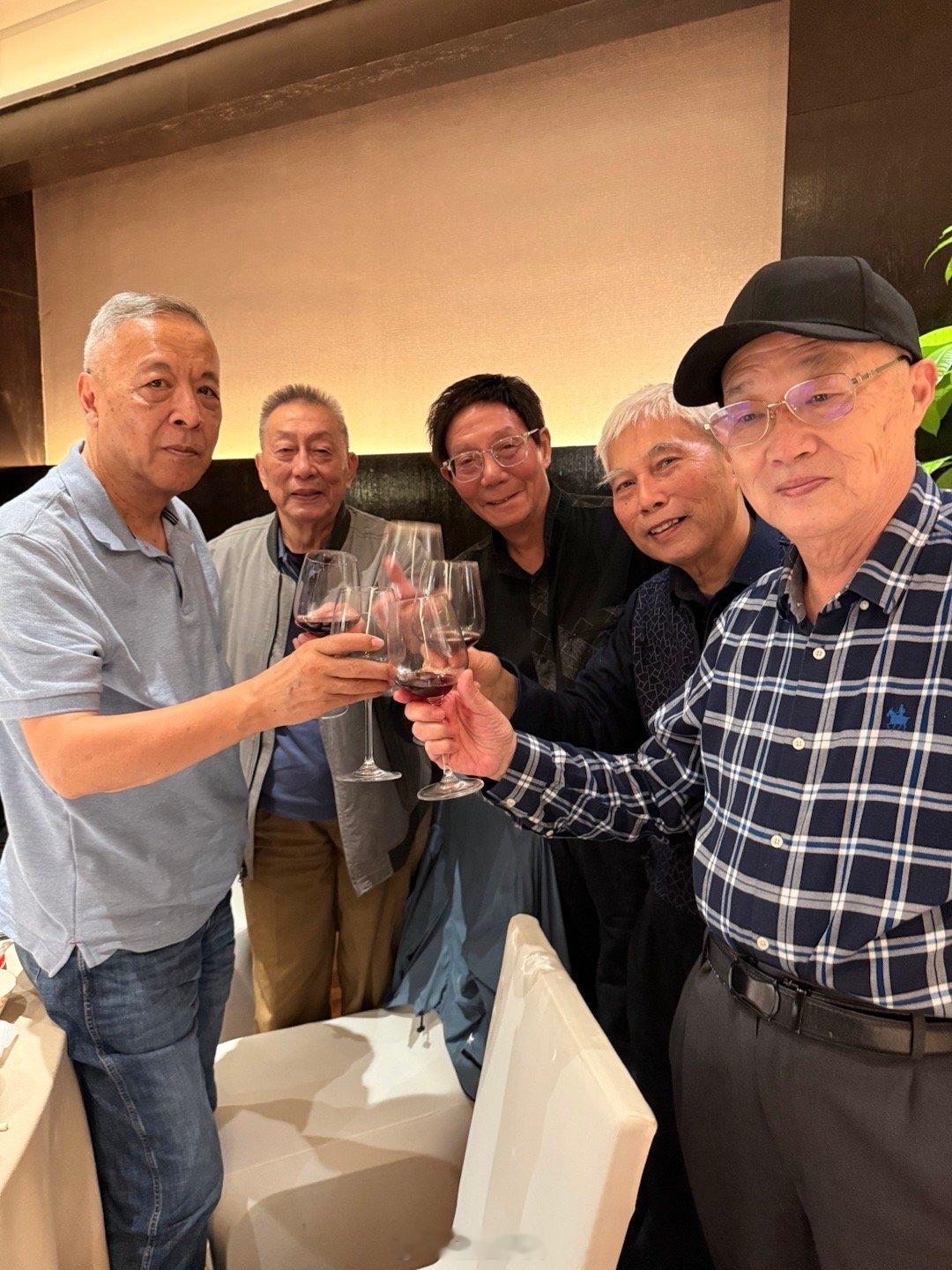 初中同学在愚园路圆苑聚会，菜式很不错。乖妈成了女同学们的“团宠”，人人都喜欢她。