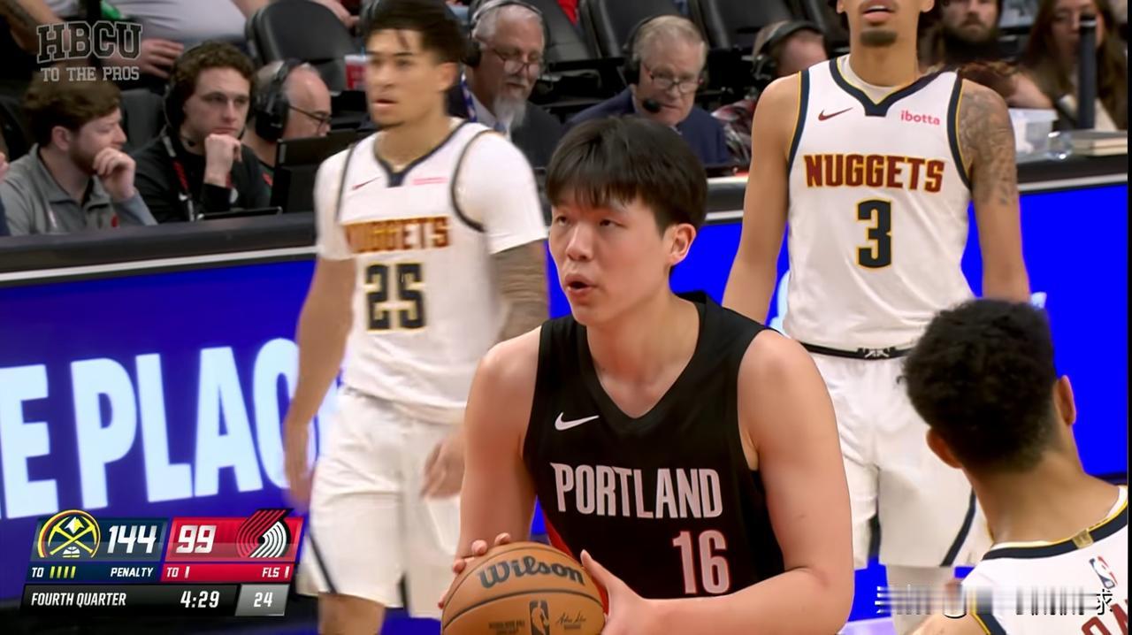 开拓者新秀杨瀚森真是太崇拜约基奇了！在今天开拓者主场以103：157惨败于掘金的