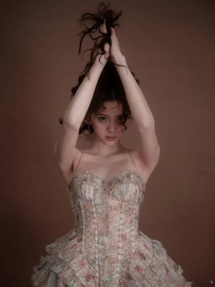 欧阳娜娜完全公主来的声生不息欧阳娜娜的古典功底太扎实了，大提琴演奏衔接古典与流行