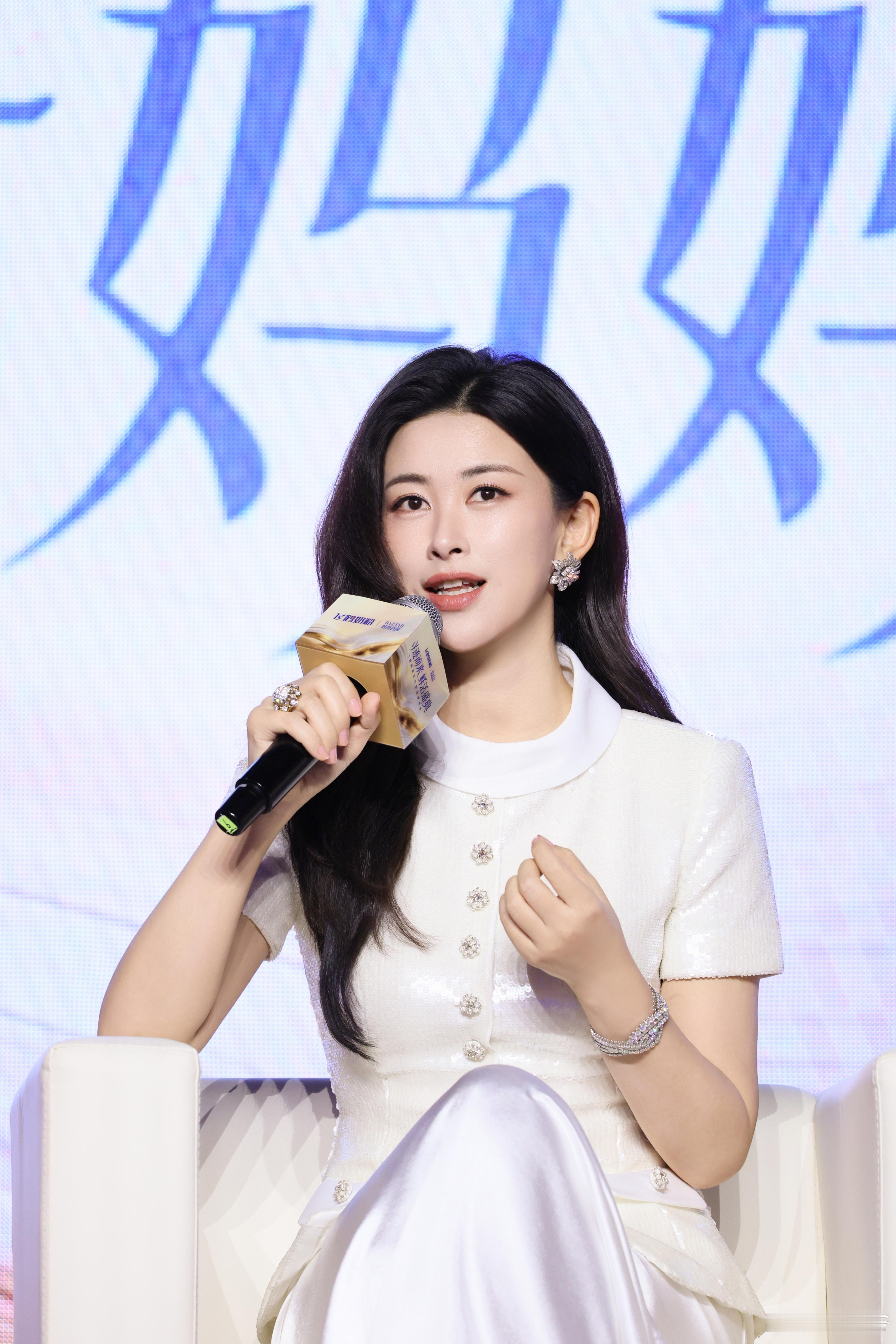 朱珠被飞鹤的鲜活打动了 朱珠官宣飞鹤品牌大使，还出席了新品发布会，太美太优雅了，