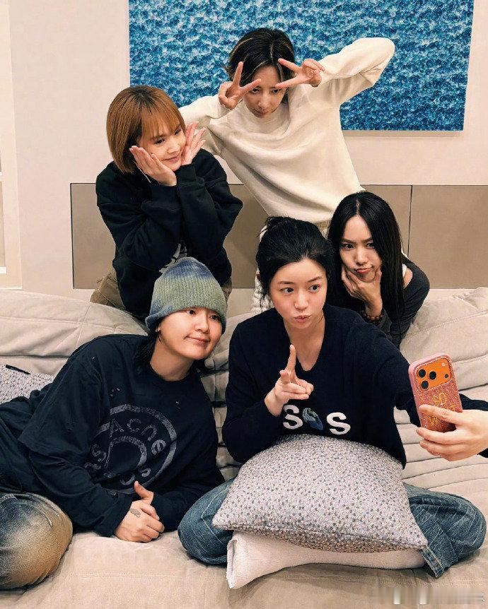 杨丞琳王心凌合照呜呜太感动了！两大天后梦幻合体，久违合照官宣友情，破除所有闹掰传