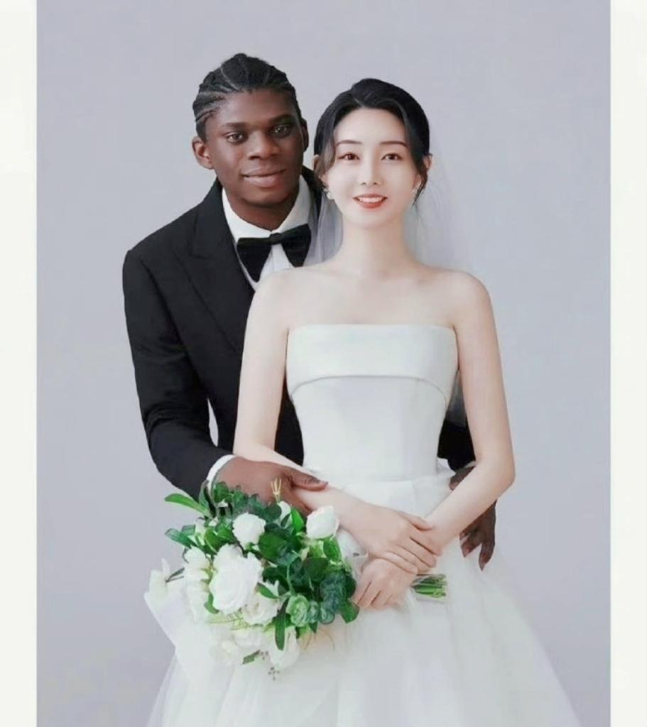 哇！这是真的吗？
中国女生和非洲男友的跨国婚礼，看起来好般配啊！
这大概就是爱情