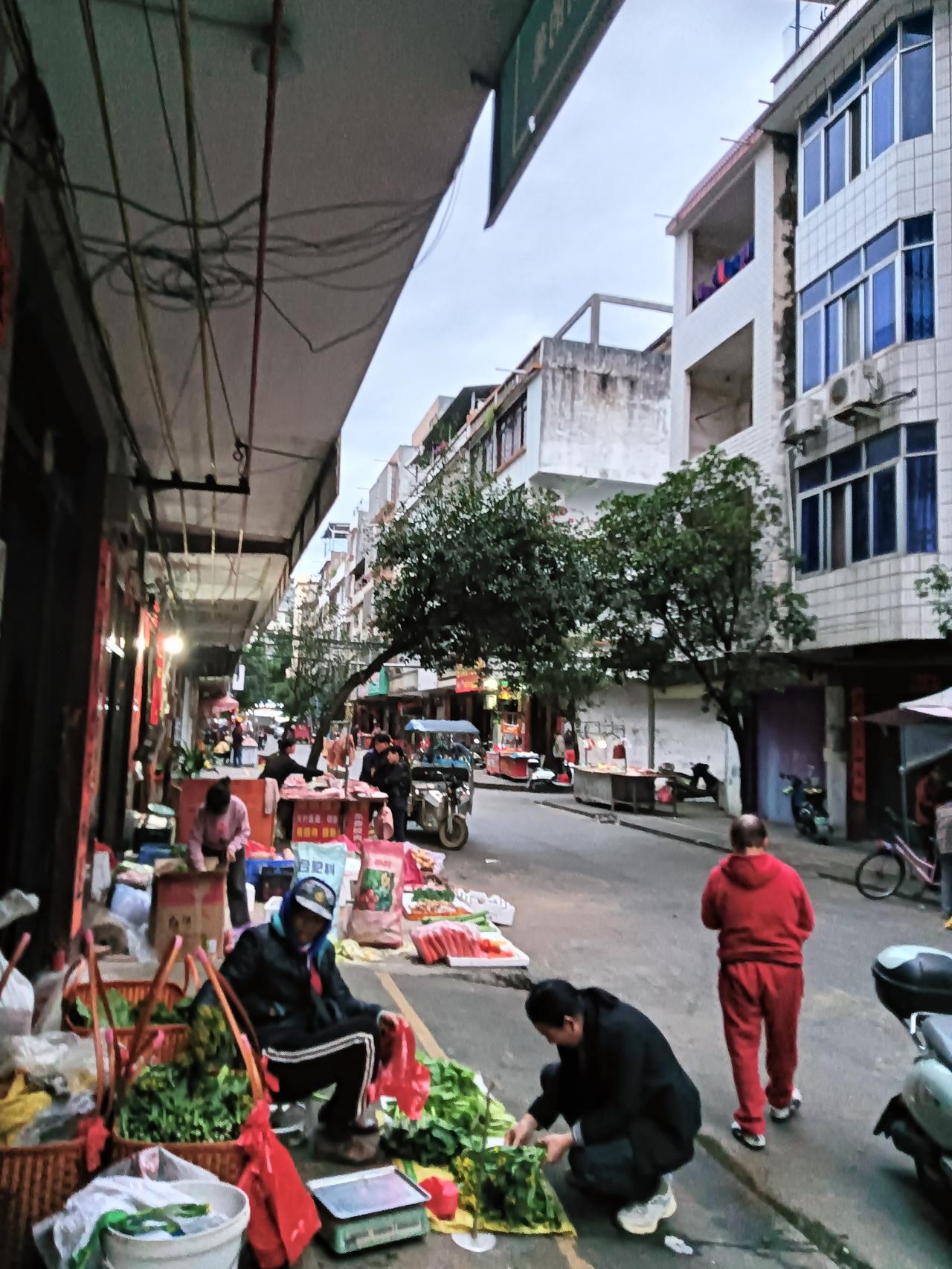 早上经过贵港市港北区石羊塘综合菜市场，此市场位于港北区中心闹市区域。其也是和三合
