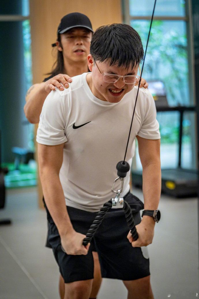 不用比季后赛的Uzi，提早放假跑去三亚摇身一变肌肉猛男[吃惊]对于有肌肉的Uzi