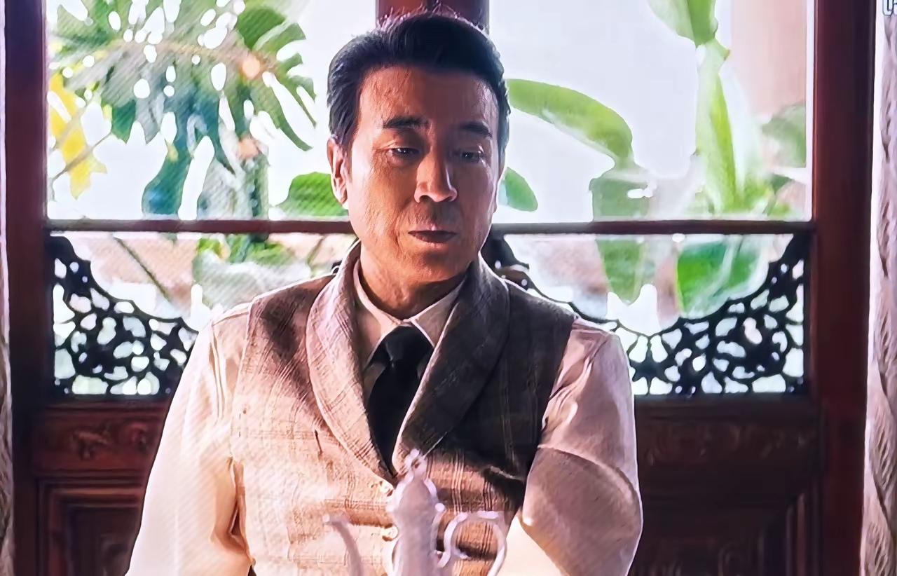 追剧巜八千里路云和月》田家泰（于和伟饰）不动声色地就识破了张家的底细，知道他们都