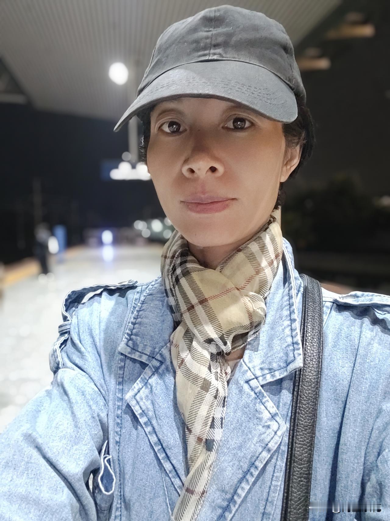 今天的天气有点冷了，在南方12度说是冬天了，前两天还是穿个短袖，今天得穿上小外套