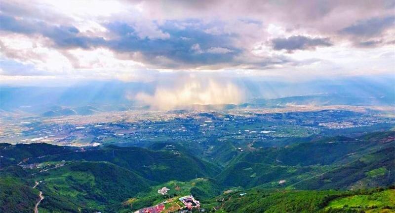 说实话，我已经开始怕夏天了。

去年杭州43℃，出门就像进蒸笼。今年更狠，国家气