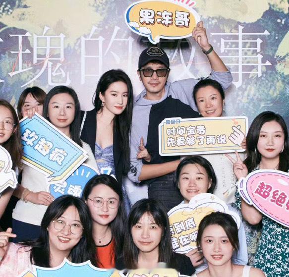 #刘亦菲挽彭冠英胳膊##刘亦菲彭冠英挽臂#刘亦菲挽彭冠英胳膊，玫瑰果冻售后太甜了