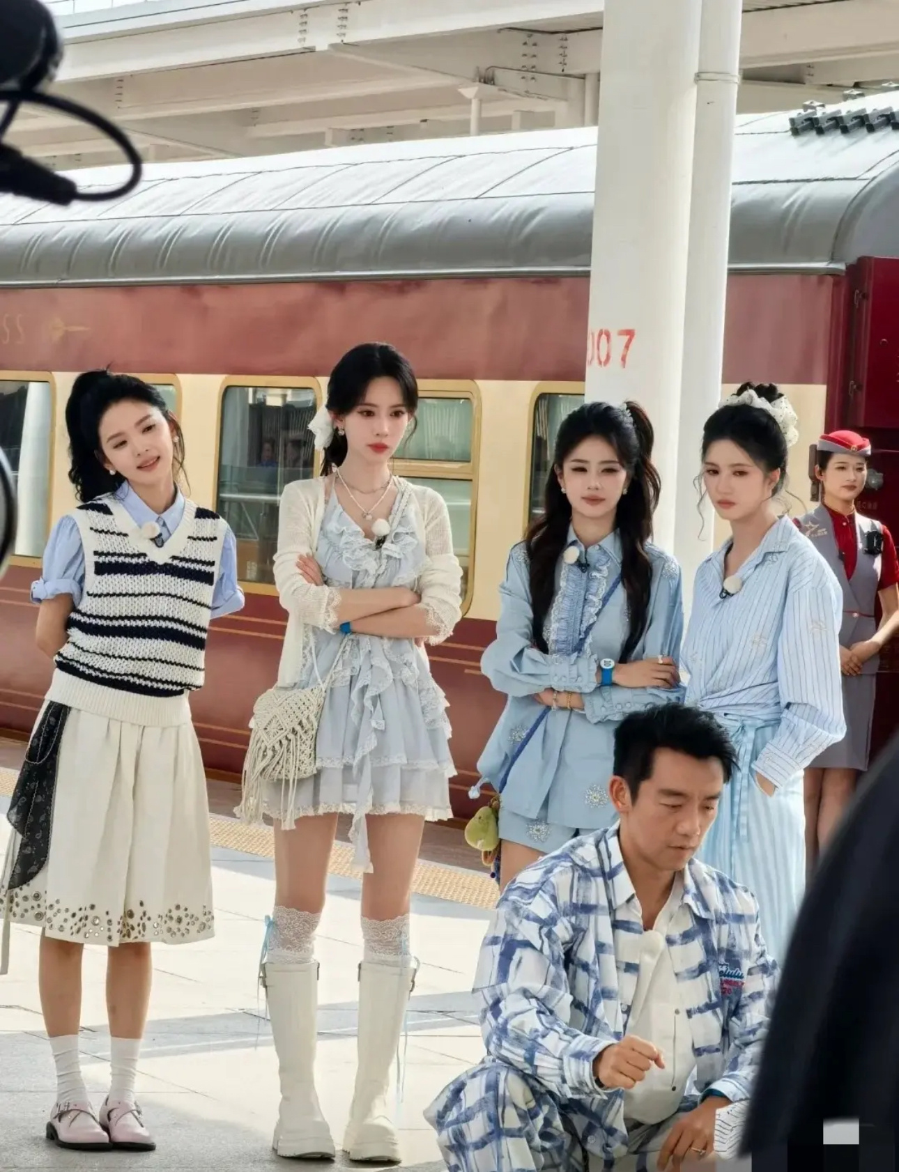 四个美女站在一起好养眼啊孟子义太优越了，一眼大美女，又高又瘦，五官还精致，其他三