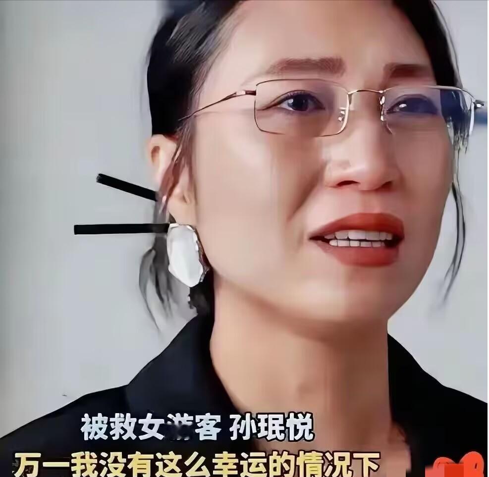 心跳加速的一瞬间！妈妈为了帮女儿抓拍好看的照片，一脚踩空，从二十多米高的陡壁上直