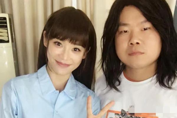 哇塞，岳云鹏与袁姗姗的合照太辣眼睛啦！

镜头中的袁姗姗长发披肩，笑意粲然，神清