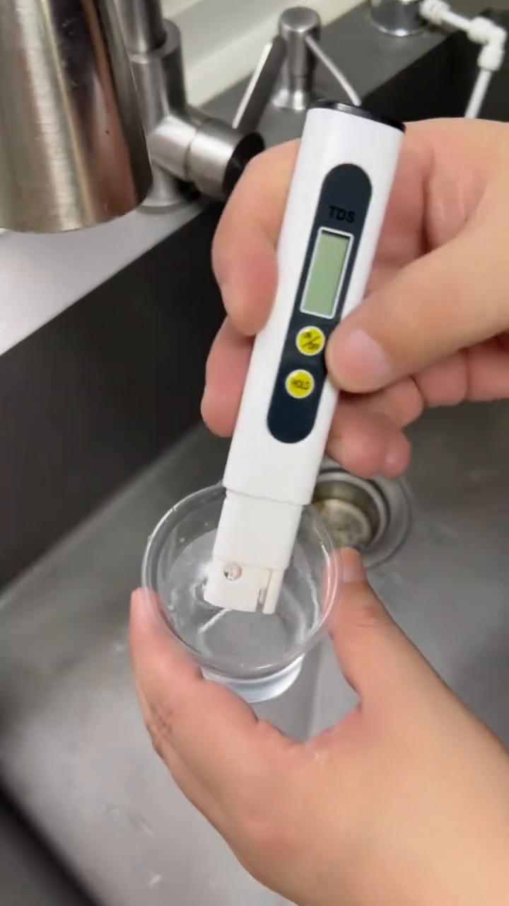什么样的水能喝？教你快速检测判断。
它叫水质检测笔，可以检测家里的水能不能饮用，