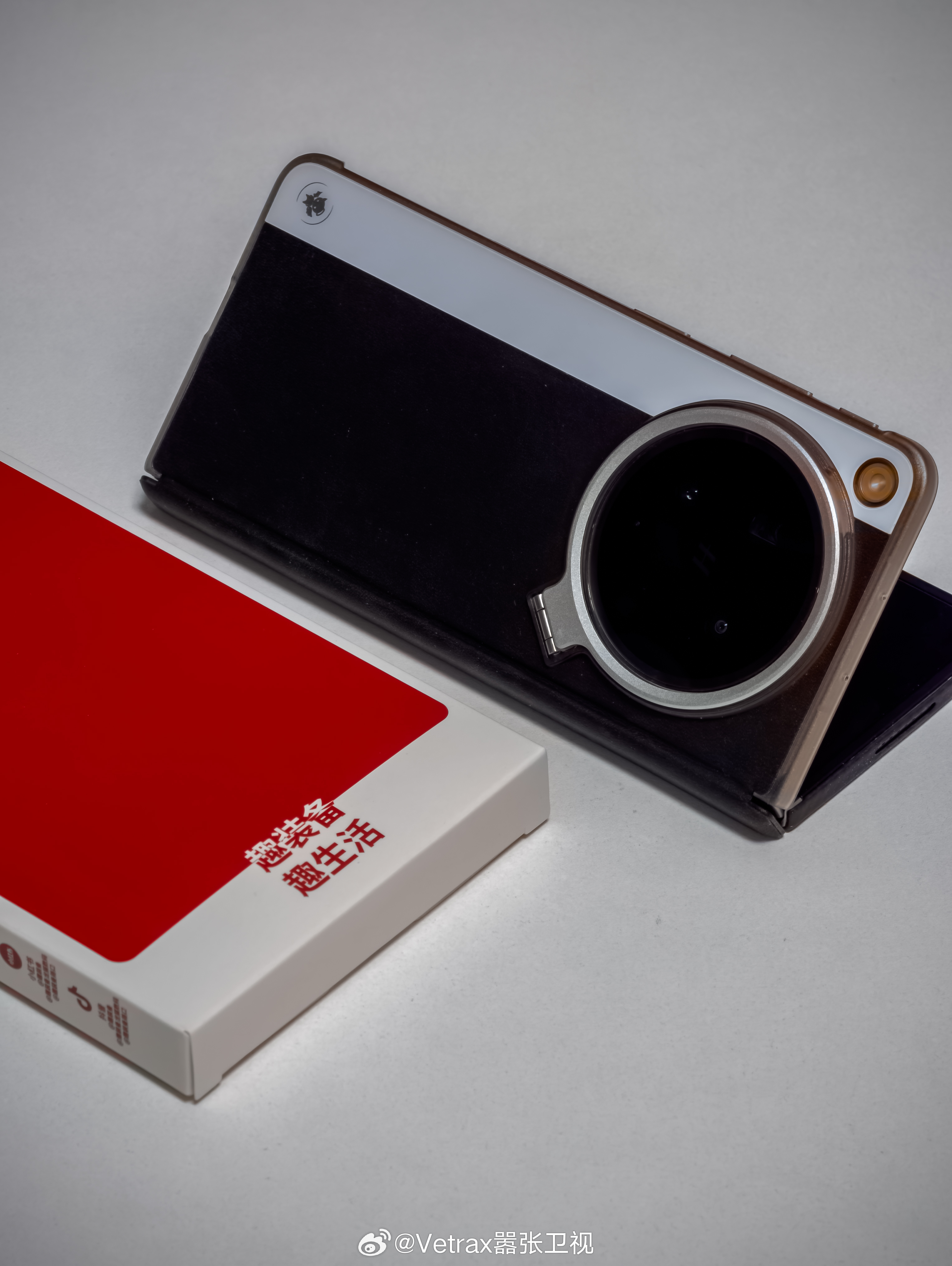 趣装备的 Find N6 的 Nappa 磁吸手机壳，解决了原装凯夫拉壳没有磁吸