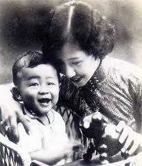 1955年，章士钊在北京菜市场闲逛，看到一卖卷烟的妇女，大吃一惊，连夜给毛主席写