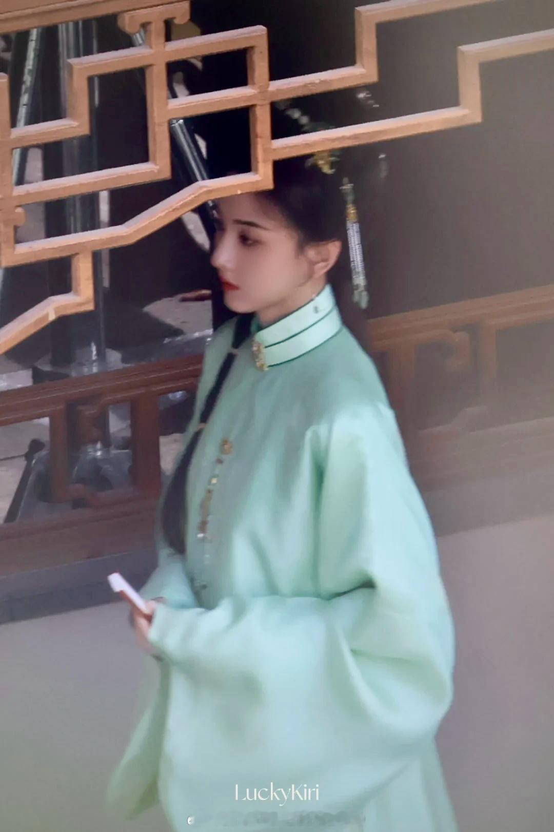 宋祖儿《表妹万福》甄嘉芙第一套造型路透！！[羞嗒嗒][羞嗒嗒] ​​​