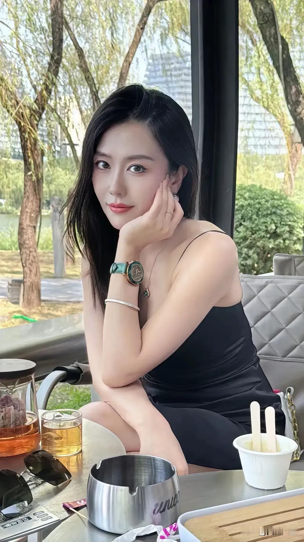 和顺古镇的建筑巧妙地融合了徽派建筑的温婉，静谧古朴，青石板路蜿蜒。漫步其间，感受