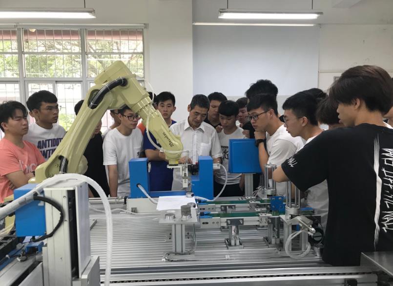 最近，一种叫“本升专”的操作火了。
有人本科毕业两年后，跑去技师学院学操控工业机