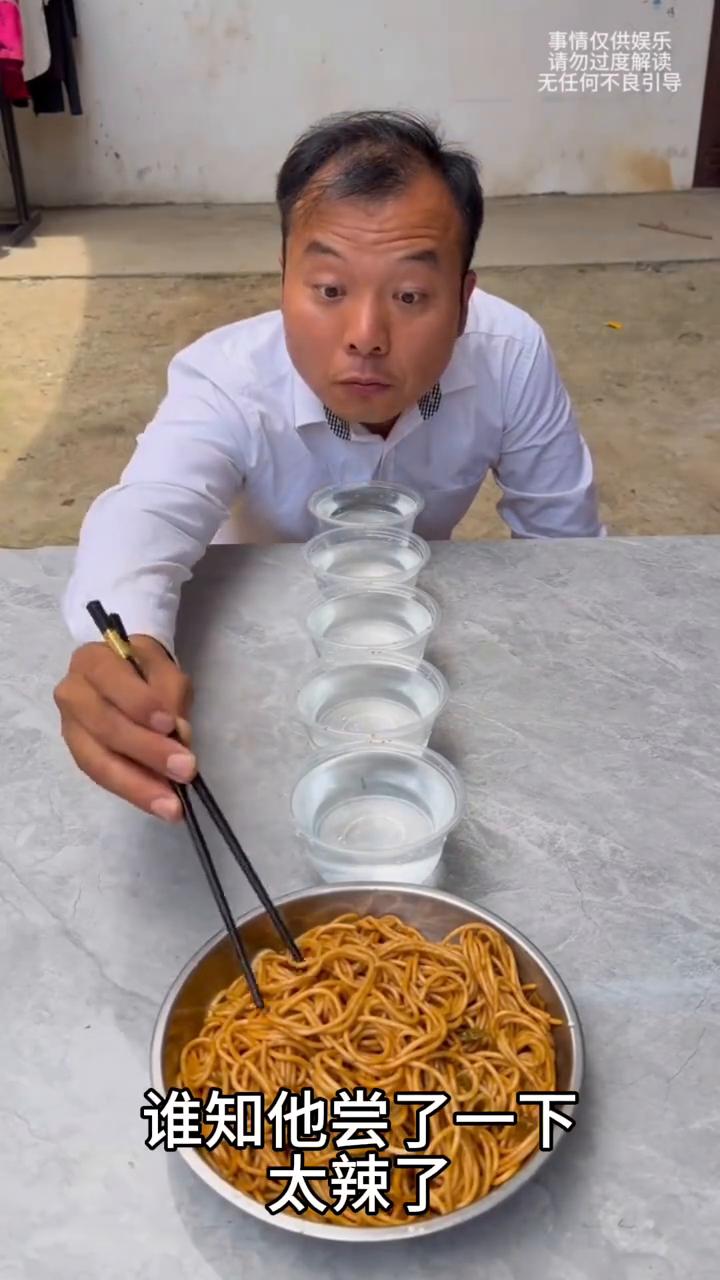 男子买的面条太辣了，下一秒他的做法太有才了。
男子买了一份热干面，谁知他尝了一下
