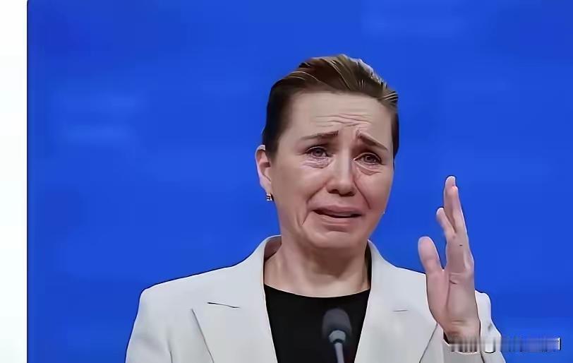 图片中这位女士就是丹麦首相梅特·弗雷泽里克森，一副哭丧相展示给全世界，想博得更多