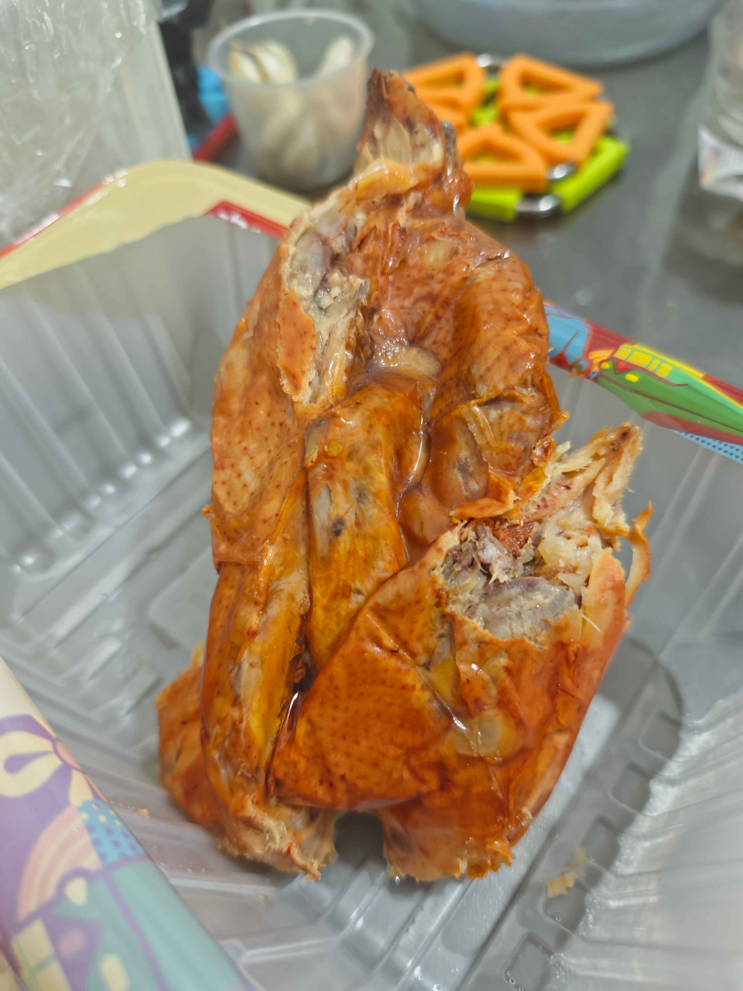 百年老字号熏鸡，吃出两个鸡屁股[笑cry]亲戚送的，东北带回来的。感觉是两个半鸡