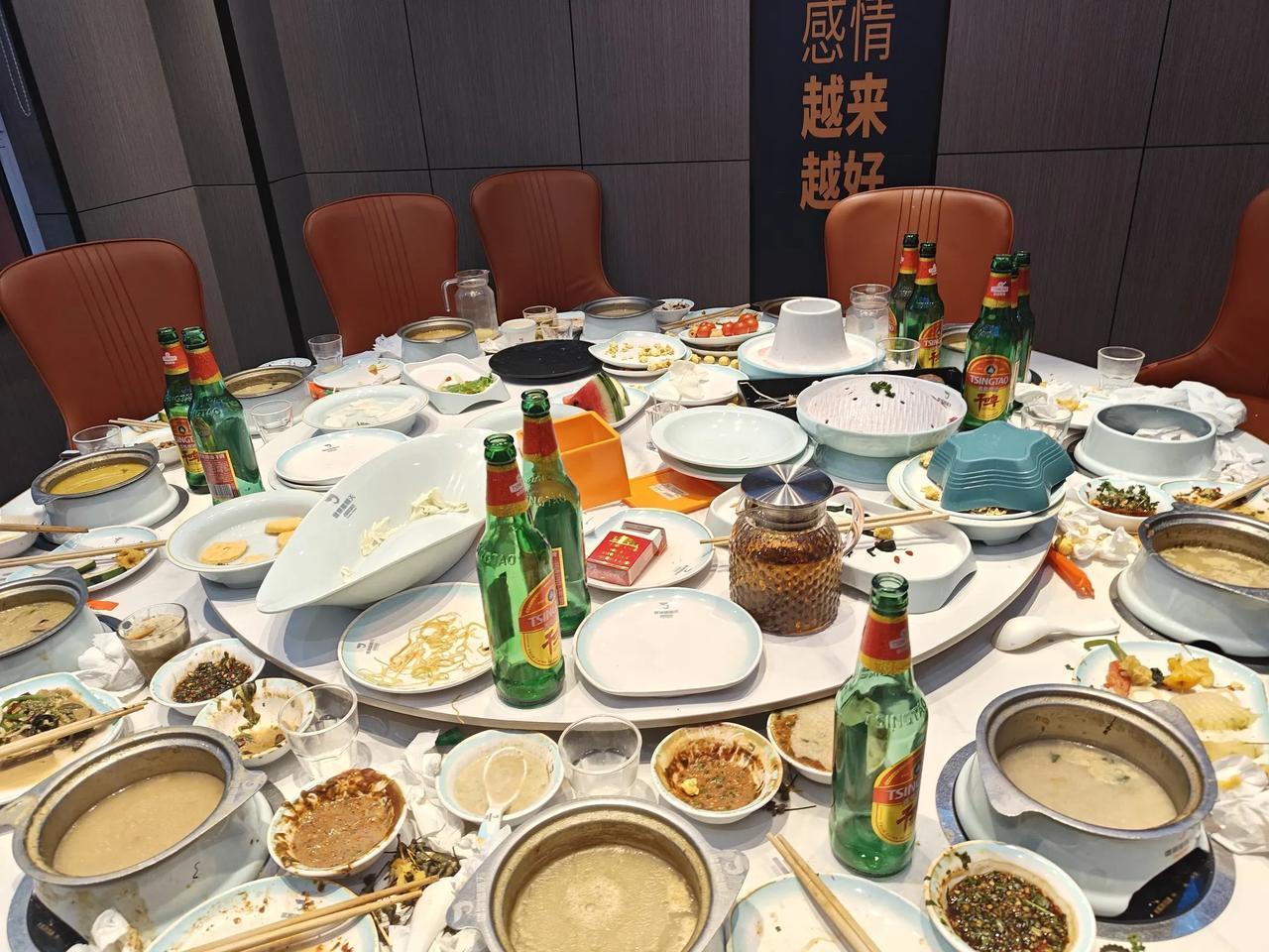 这个季节的营口鲅鱼圈，蟹肥果熟葡萄甜，树瘦，梧桐树叶子还没有掉。
家乡哈尔滨下雪