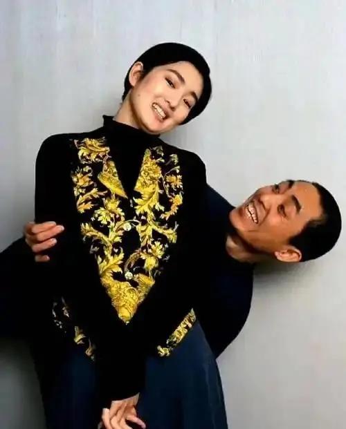 1995年，同居8年后，巩俐向张艺谋说：“结婚吧，我给你生三四个孩子！”谁料，张