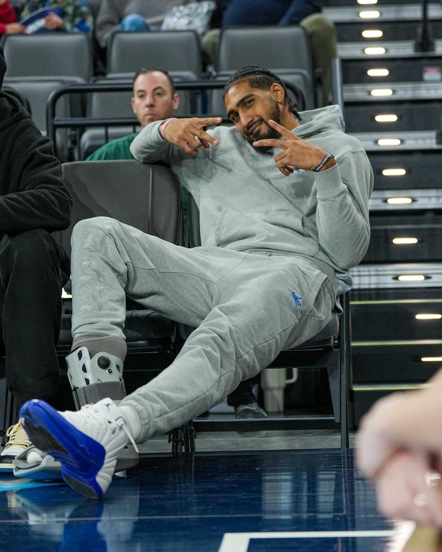 步行者社媒：内姆布哈德与托平观战发展联盟球队比赛