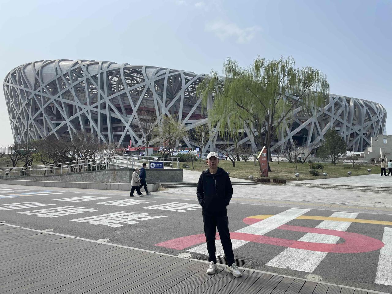 今年3月29日上午，我和老伴开车去朝阳区西黄寺游玩后，都快11点半了。回家还要走