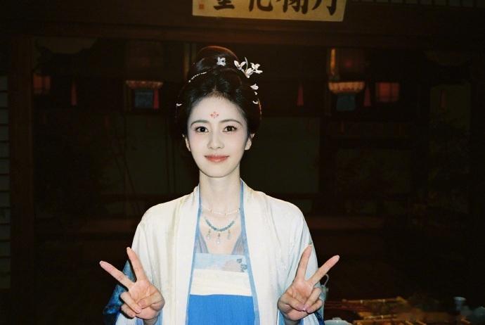 白鹿叶璃六一营业图 六一被白鹿的叶璃九宫格美到失语，古装造型娇俏灵动，片场花絮又