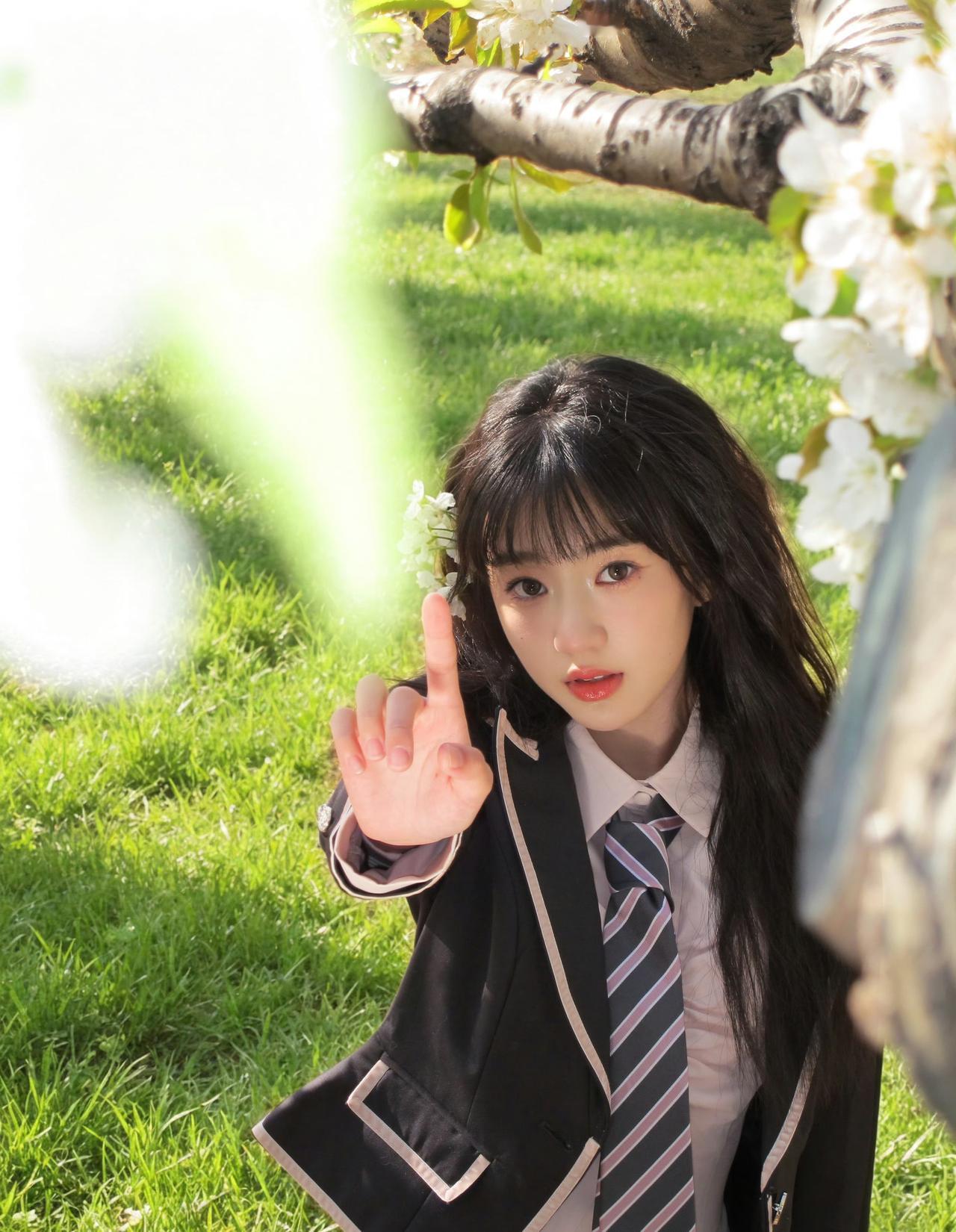 解锁校园感OOTD，重返十八岁的少女时代。