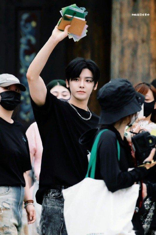 #侯明昊入青云开机现场##侯明昊开机现场和粉丝合影# 侯明昊《入青云》开机现场?