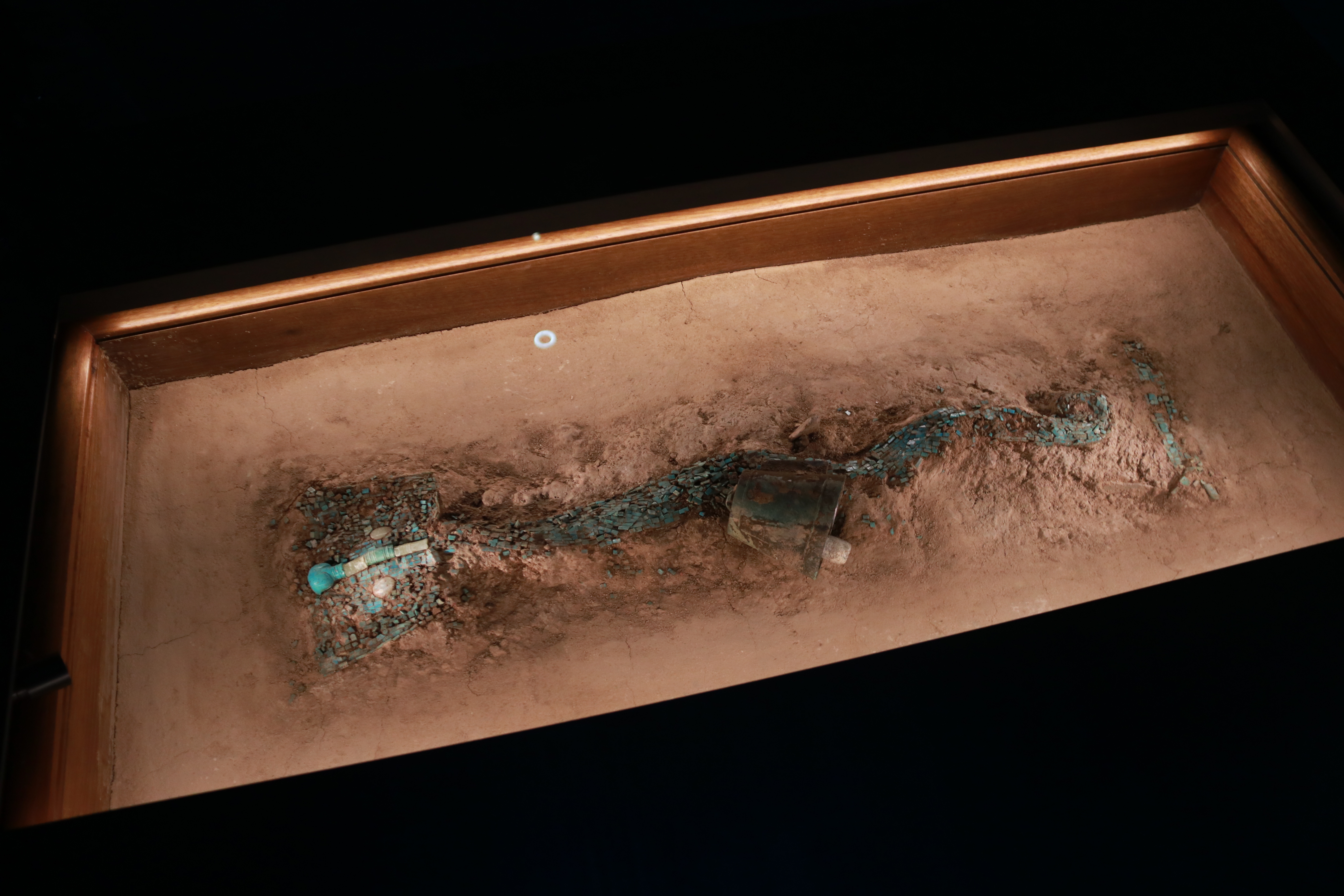 绿松石龙形器 夏 中国考古博物馆藏2002年出土于河南洛阳偃师二里头遗址VT15