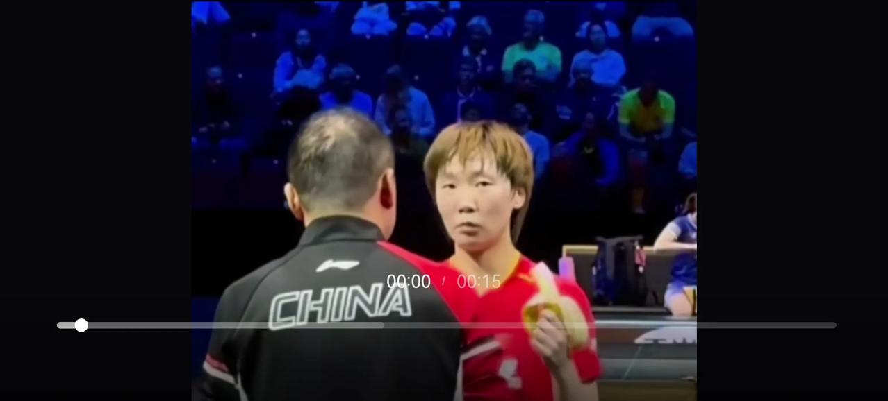 打桥本帆乃香真是太累了，王曼昱拼到中途加餐吃香蕉，最终4:2战胜桥本帆乃香，啃下