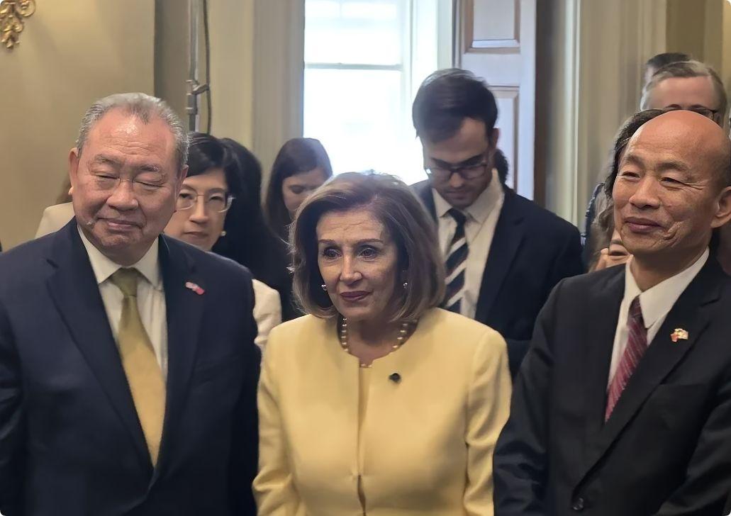 ​韩国瑜来到美国后，​6月24日，华盛顿特区国会山庄，与裴洛西公开会面。并与40