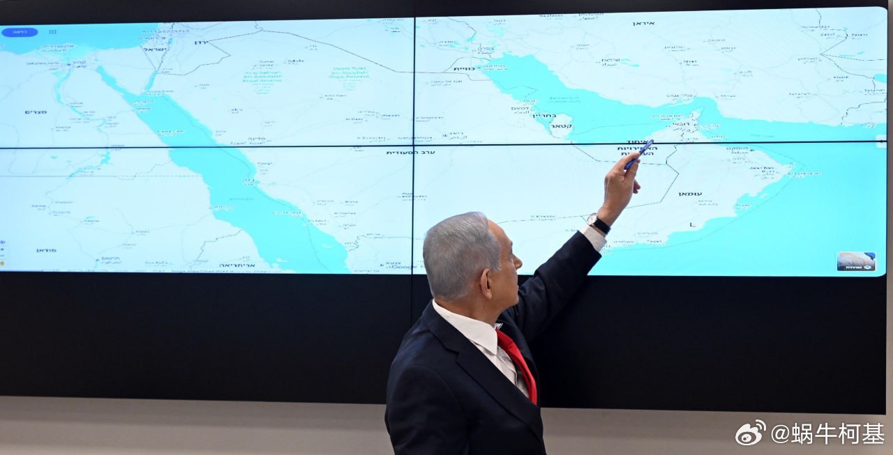 以色列总理办公室发布了内塔尼亚胡在今日政府会议上的照片，可以看到他正指向霍尔木兹