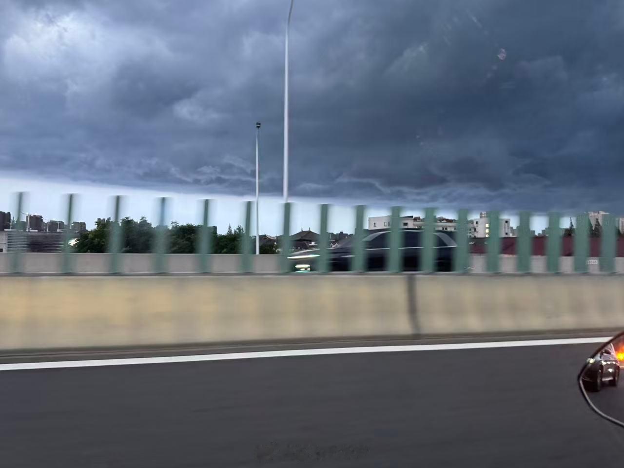 这锅盖云 