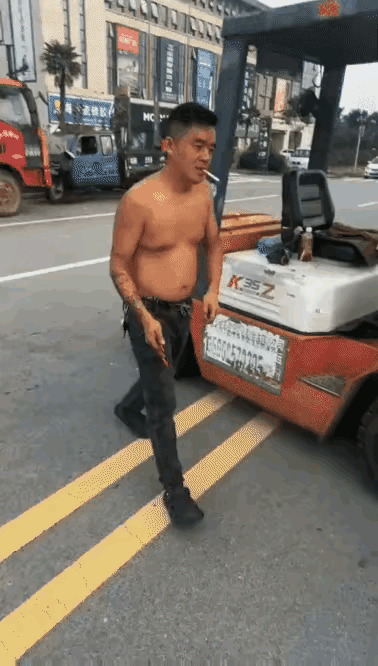 这男的如果不是拍段子的话，被司机们抓到了，会是什么样的一个结果呢？
他拿着一个剪