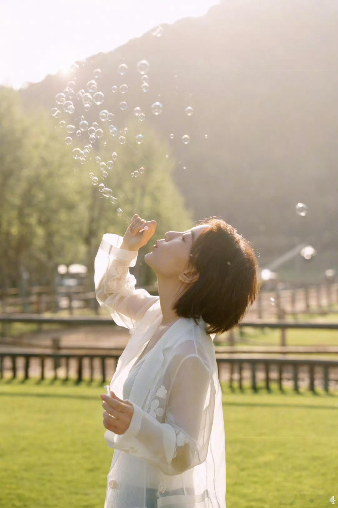 王珞丹漂浮系穿搭 王珞丹这穿搭是掌握了“反重力秘籍”吗？衣角飘起来的样子，牛顿看