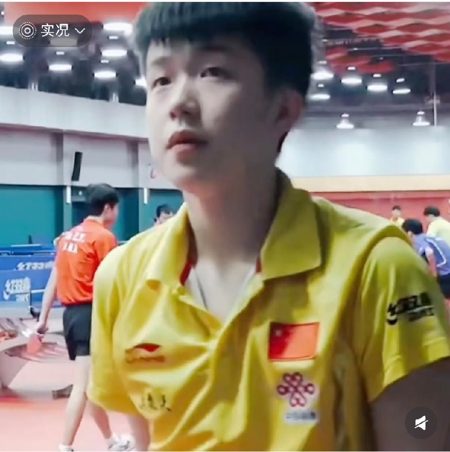 救命！少年大头擦汗也太戳人了！
 
翻到王楚钦十来岁的训练视频，嫩生生的脸蛋，黄