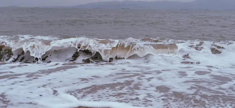 上联：松涛翻浪势如海，诚邀下联海浪滚滚像座山