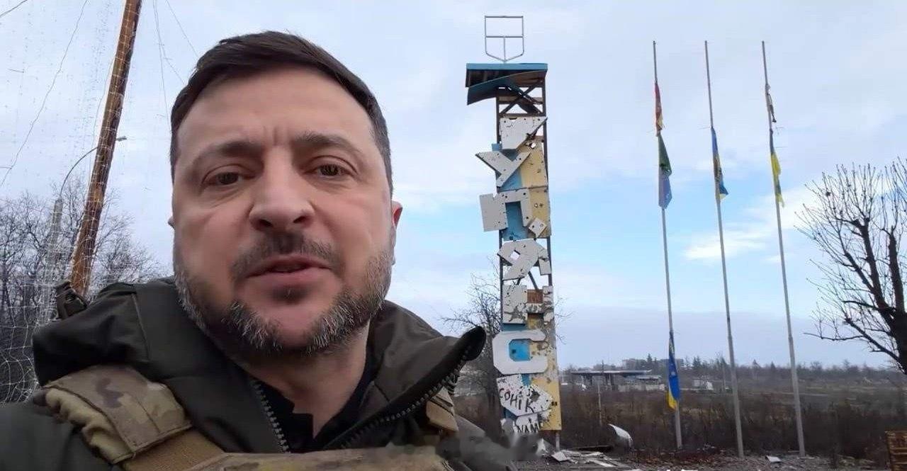 俄乌冲突 众所周知，但凡泽圣打卡后的地方必丢，这是铁一般的规律。目前已知打卡之后