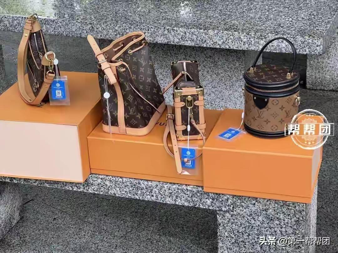 关键就是证明这些假包是从专柜买的，看看有没有条码芯片等证据。福州一位女士从两个L