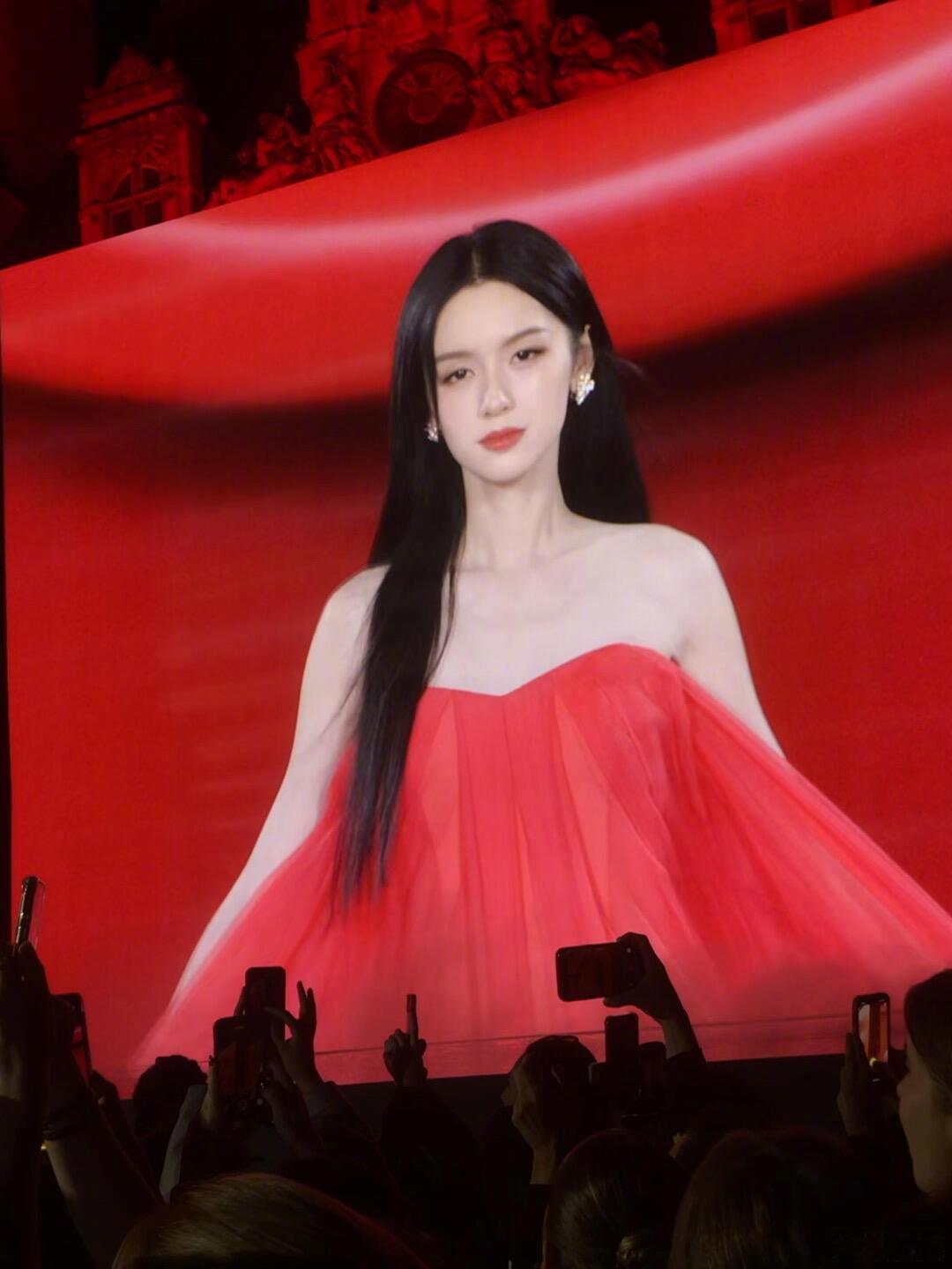 T台上绽放的东方红玫瑰🌹周也巴黎时装周红裙走秀周也穿着红裙在巴黎走秀 周也走秀
