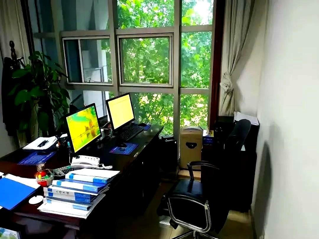 “老宋把晋升表一推，说‘让给年轻人’。”
“他家十套房，笑称‘工资涨三百，不如我