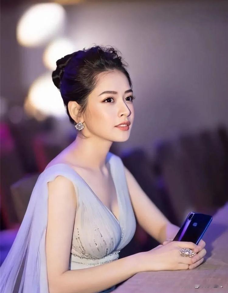 越南第一美女芝芙曝光！五官精致、眼睛又大又圆，网友：这颜值比刘亦菲还美？

先看