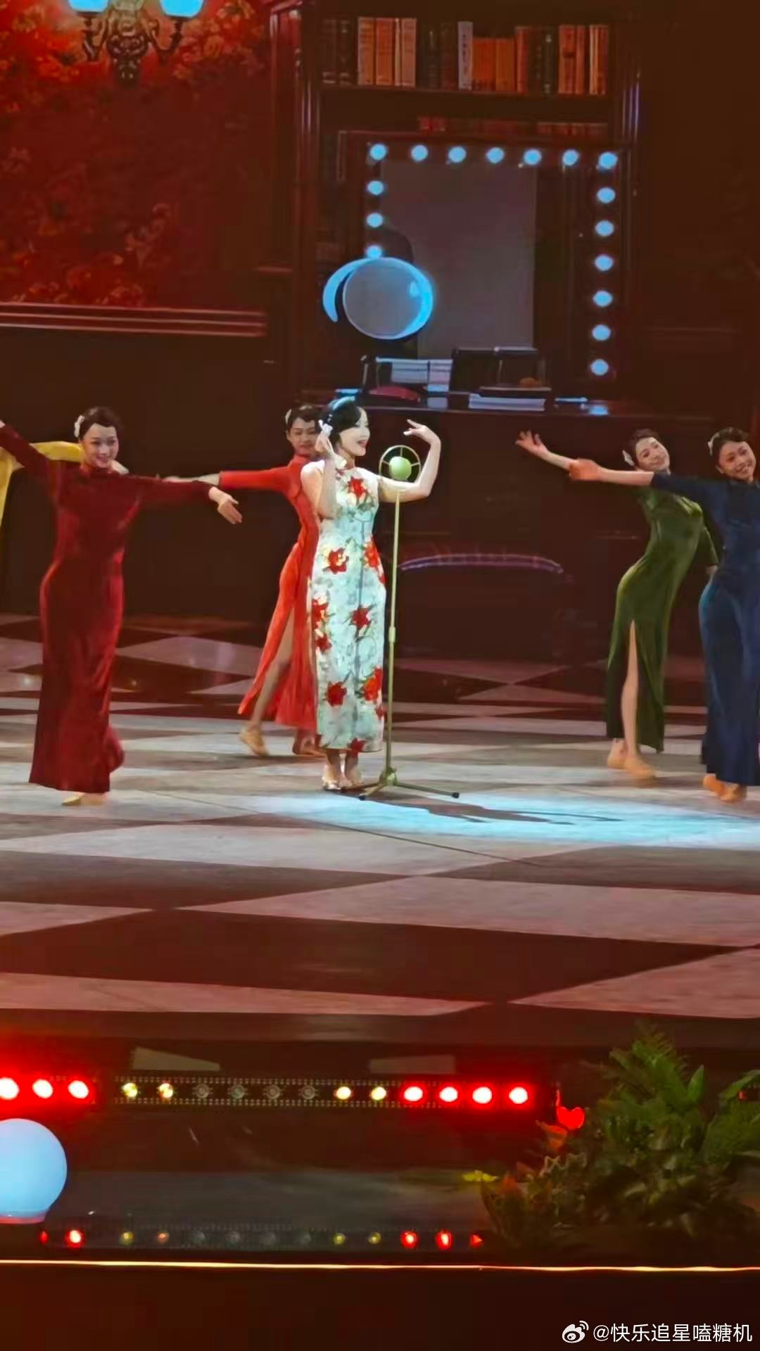 黄龄央视晚会路透带了3套造型     三分钟，三套造型，黄龄在非遗晚会上演“时空