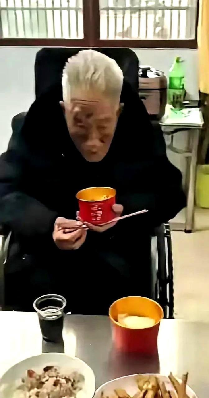 老人的儿子，现在估计心里是平静的。

他怎么也不会想到，父亲吃完年夜饭，发完红包